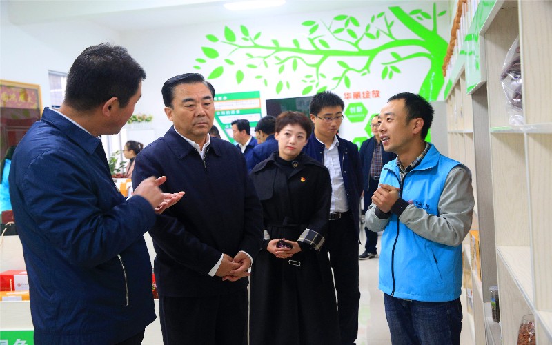 尊龙时凯集团成功对接成县家裕农民种植专业合作社